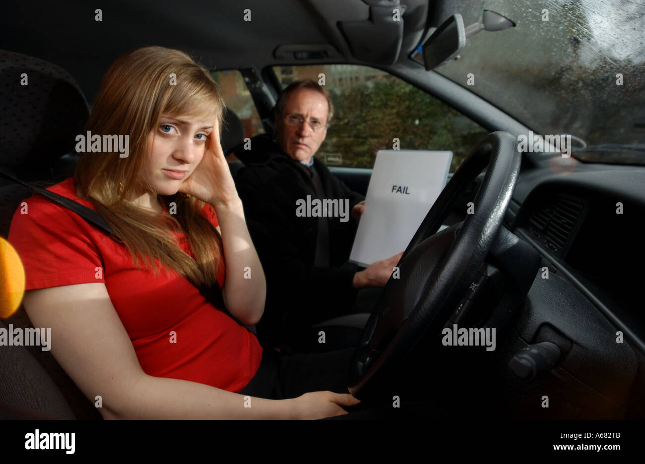 Unglückliche junge Frau gescheiterten Fahrprüfung Stockfoto