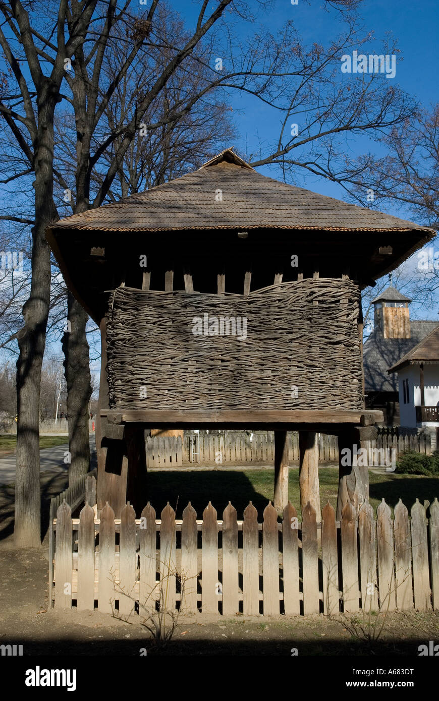 Traditioneller, erhöhter Blockspeicher, der im ethnographischen Dorfmuseum ausgestellt ist. (Muzeul National al Satului Dimitrie Gusti) in Bukarest Rumänien Stockfoto