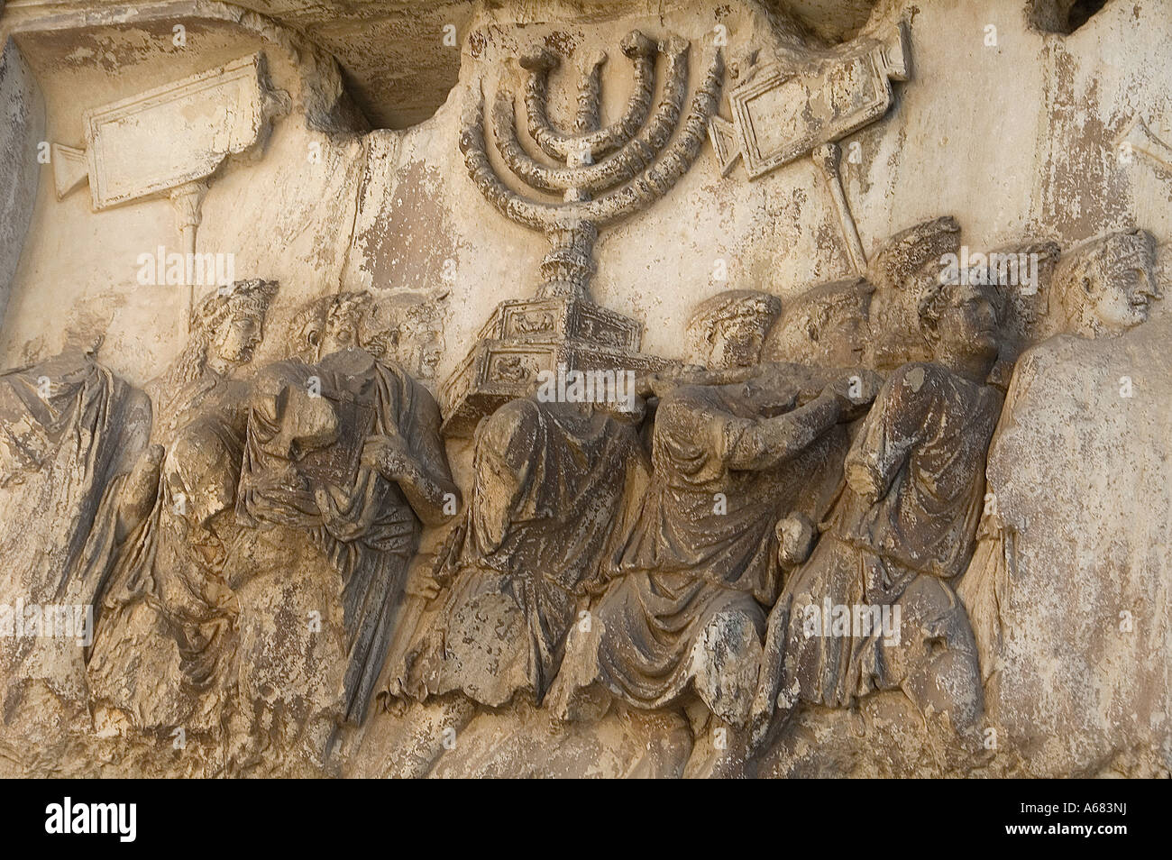 Relief zeigt Beute aus dem Tempel in Jerusalem geschnitzt an der südlichen inneren Tafel des Titus Bogen in der alten römischen Forum-Website, Rom Italien Stockfoto