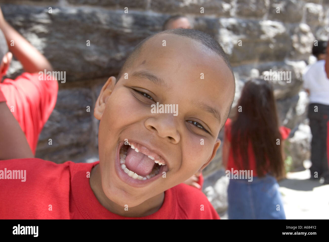 Fröhlicher Junge Lächeln für die Kamera bei einer evangelischen Parade in New York City Herr Stockfoto