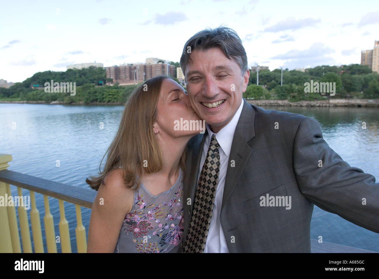 Frau gab ihr neuer Ehemann einen Kuss am Tag ihrer Hochzeit am East River in New York City Stockfoto