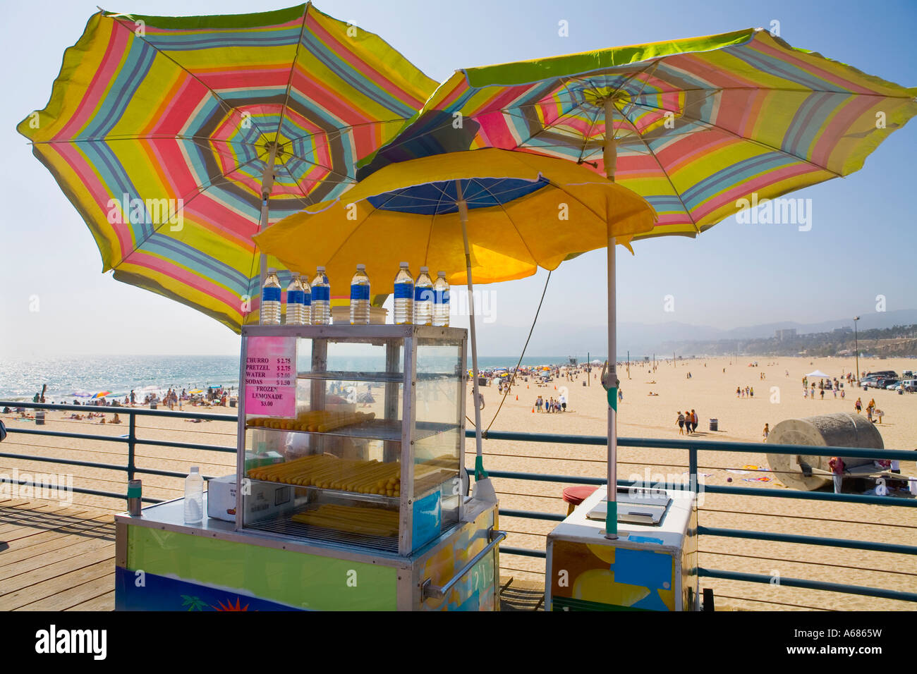Snack-Stand von bunten Sonnenschirmen am Strand von Santa Monica Pier abgedeckt. Stockfoto