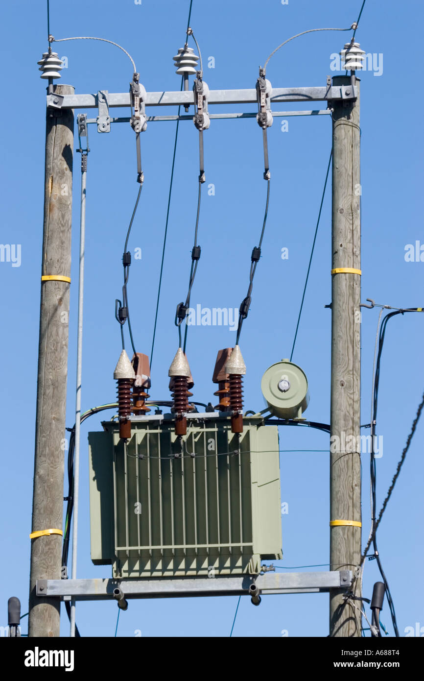 Kleiner Abschalttransformator, der an 110 Kilovolt-Stromleitungen angeschlossen ist. Wandelt die Spannung auf 220-240 Volt Verbraucherleitungen, Finnland Stockfoto