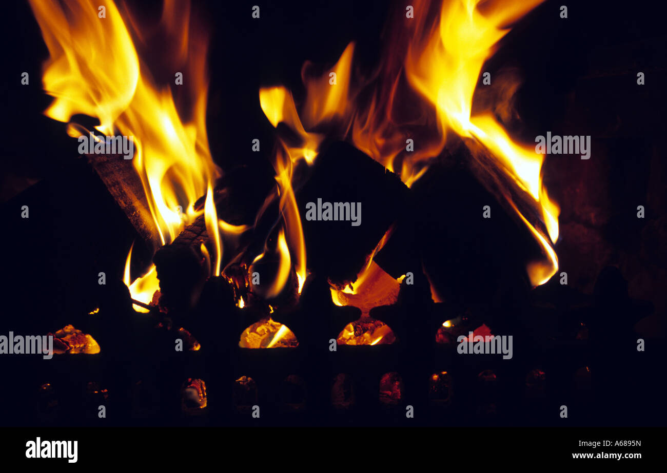 Traditionellen hölzernen brennenden Feuer in eine Immobilie in Suffolk, UK. Stockfoto