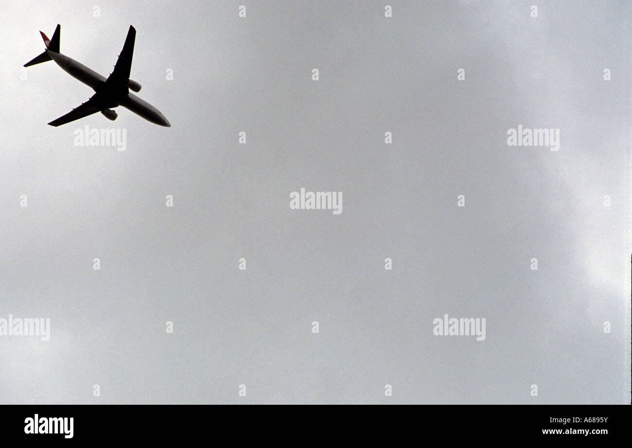 Passagierflugzeug im Landeanflug auf London Stansted Flughafen, Essex, England. Stockfoto