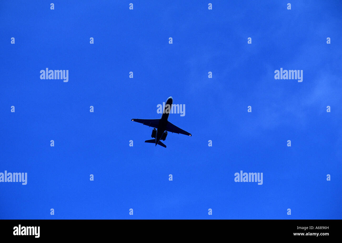 Passagierflugzeug im Landeanflug auf London Stansted Flughafen, Essex, England. Stockfoto
