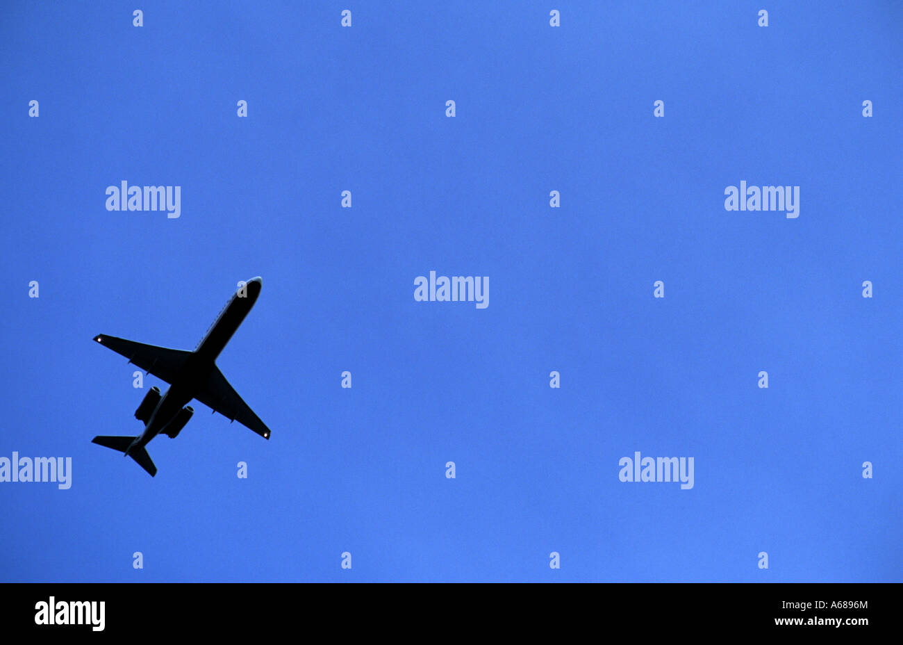 Passagierflugzeug im Landeanflug auf London Stansted Flughafen, Essex, England. Stockfoto