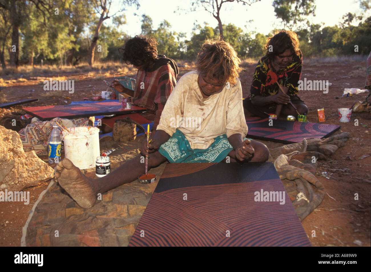 Aborigine-Frauen Künstler Mary und Lily Malerei an Utopie Delmore Downs South Australia Stockfoto