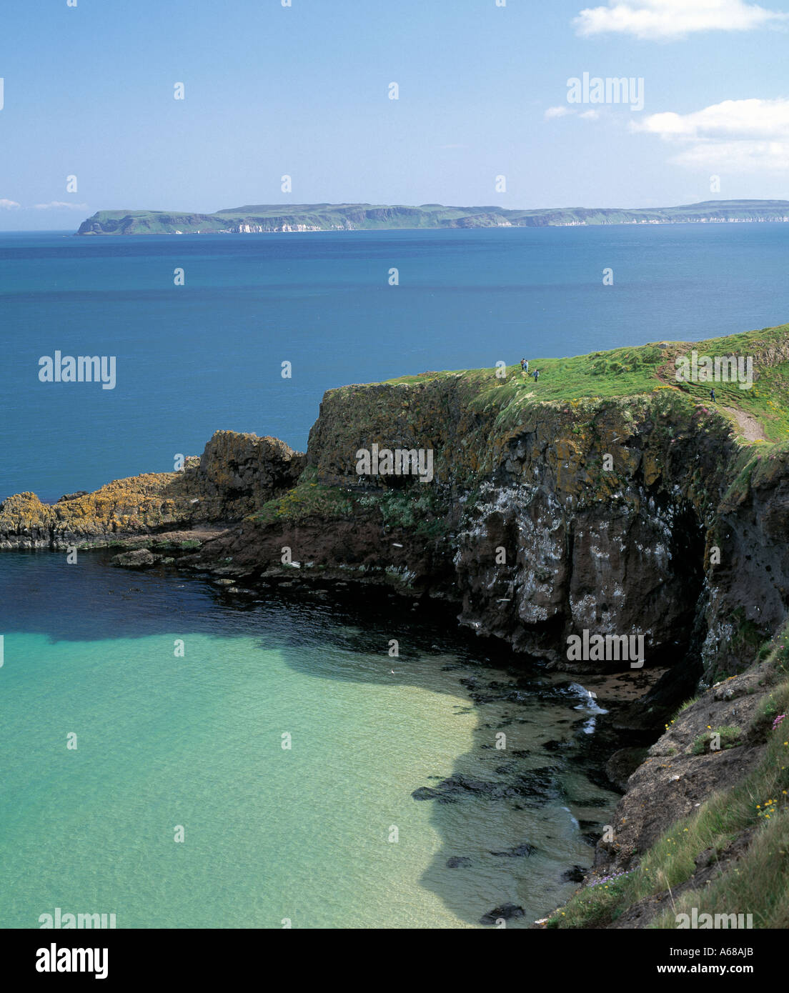 North Antrim Küste, Nord-Irland, weißen Sandstrand mit den umliegenden Klippen an der irischen Küste von Irland, Schönheit in der Natur, Stockfoto