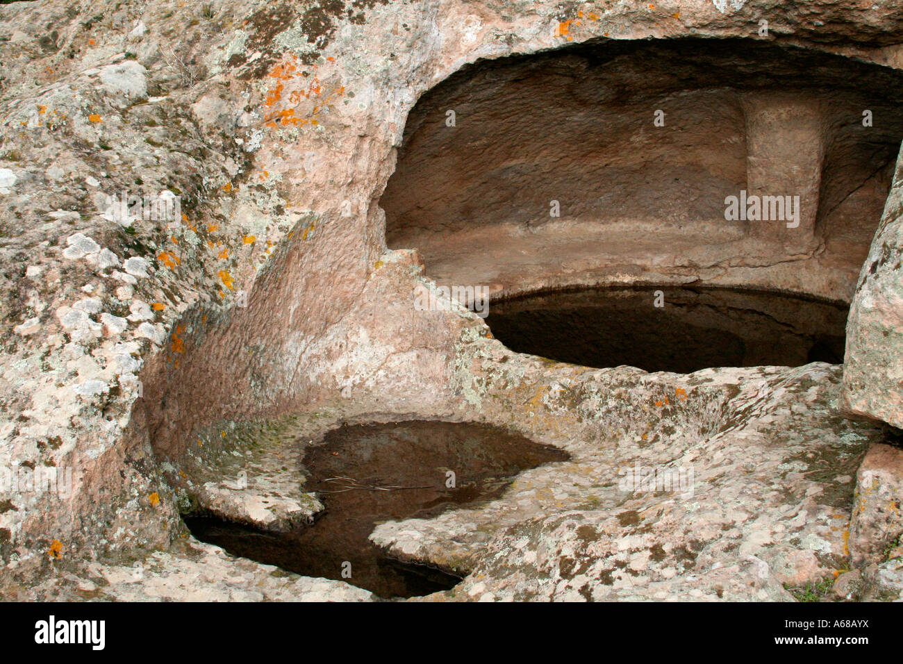 Wo wurden die Leichen der Toten gelegt, im Domus de Janas oder "Riesen-Grab" Website in Montessu, Sardinien, Italien Stockfoto