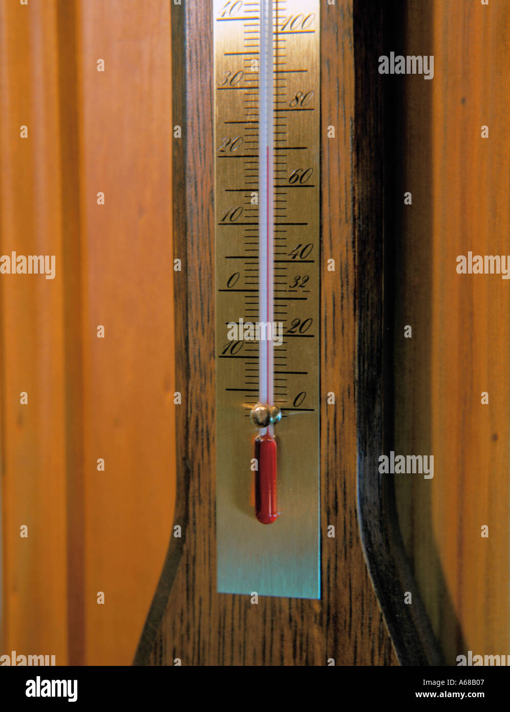 Farbige Alkohol gefülltes Thermometer mit beiden Celsius und Fahrenheit temperatur Skalen. Stockfoto