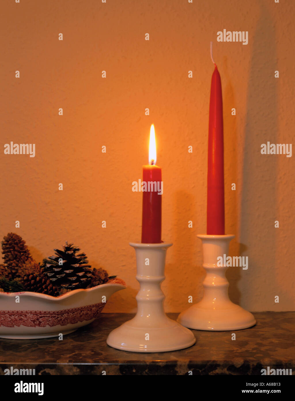 Neue Kerze und eine Hälfte niedergebrannt. Stockfoto