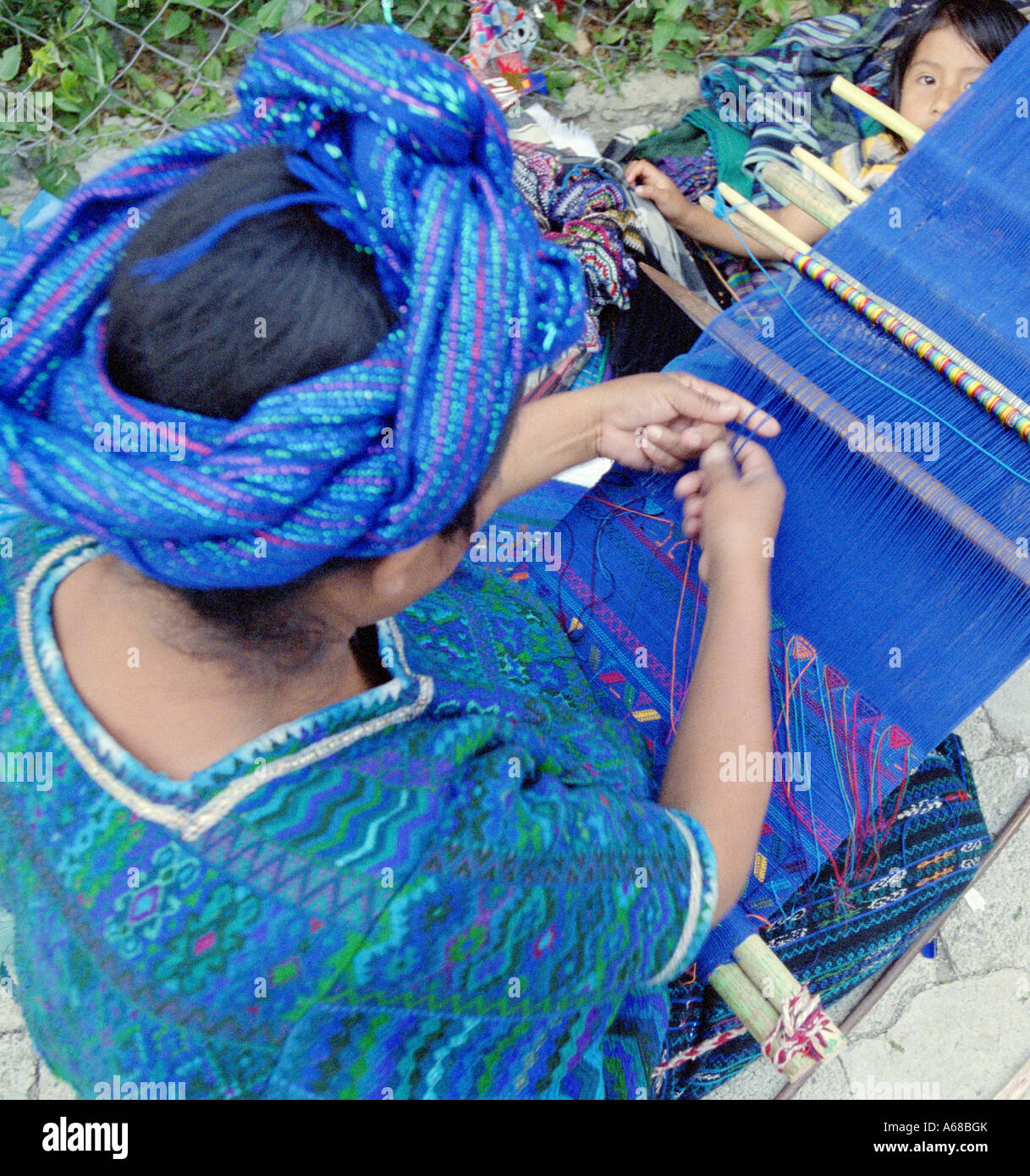 Frau Weben auf einer Hand Webstuhl, Santiago Atitlan, Guatemala Stockfoto