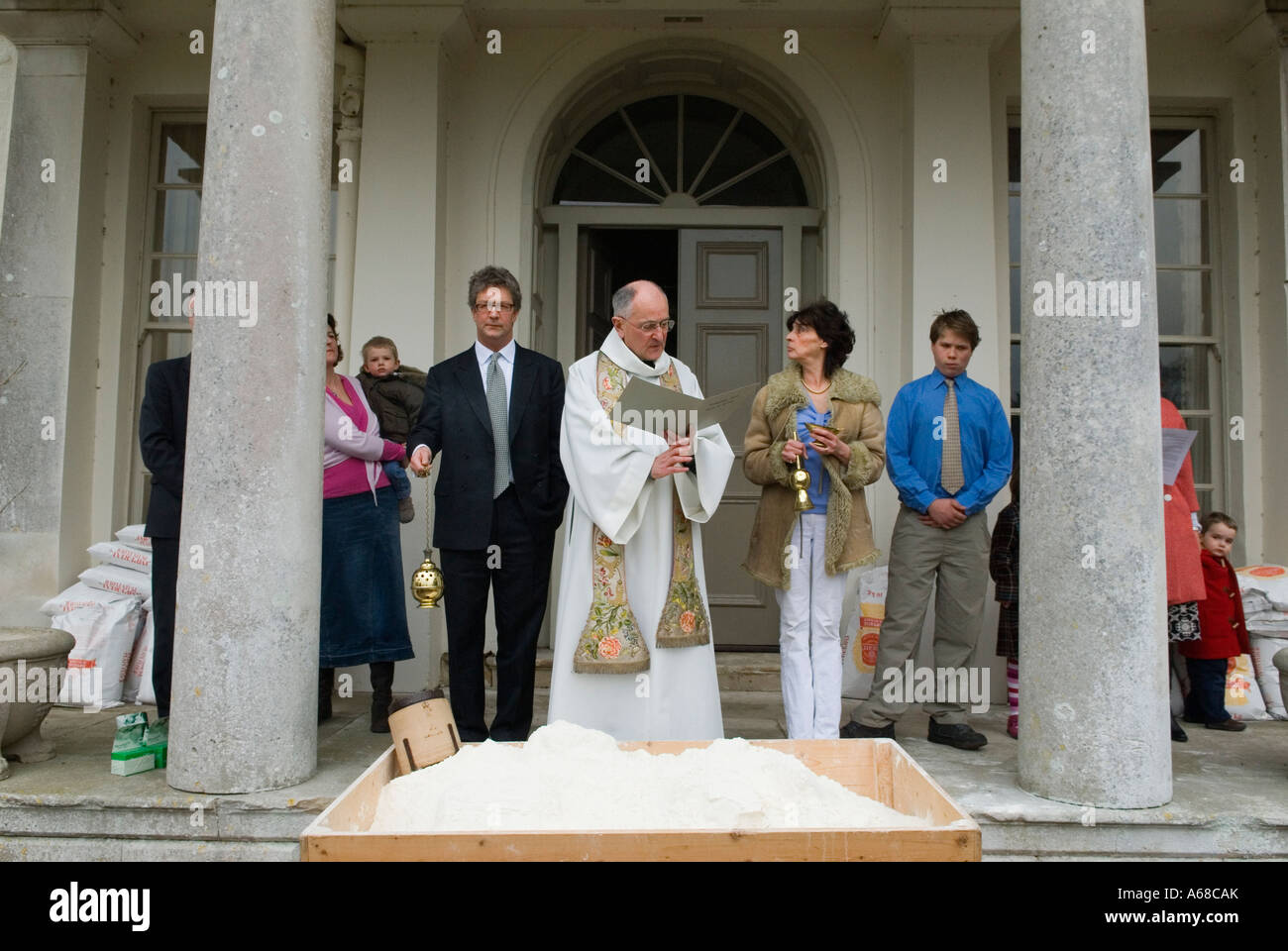 Tichborne Dole jährlich Old Lady Day, 25. März der römisch-katholische Priester segnet Dole, bevor er verteilt wird. Tichborne Hampshire 2007 UK Stockfoto