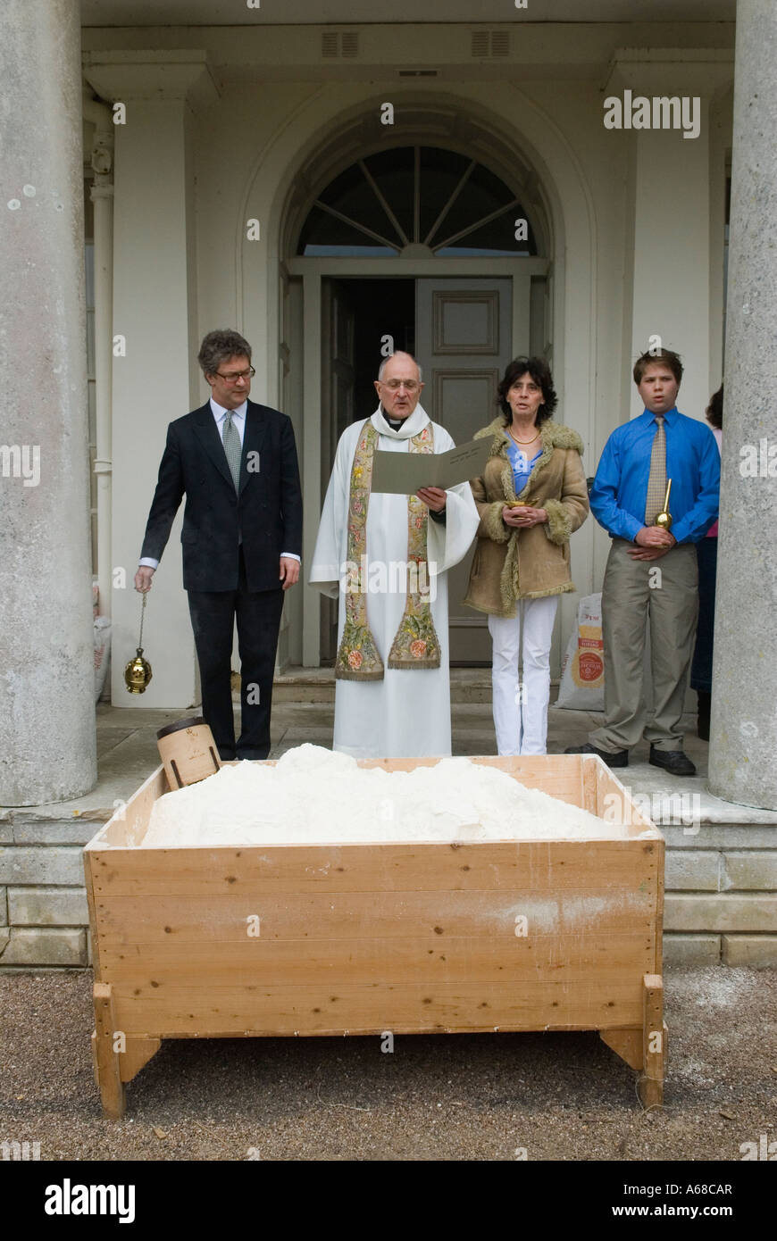 Tichborne Dole jedes Jahr am Tag der alten Dame am 25. März segnet der römisch-katholische Priester Dole, bevor er verteilt wird. Tichborne Hampshire Vereinigtes Königreich Stockfoto