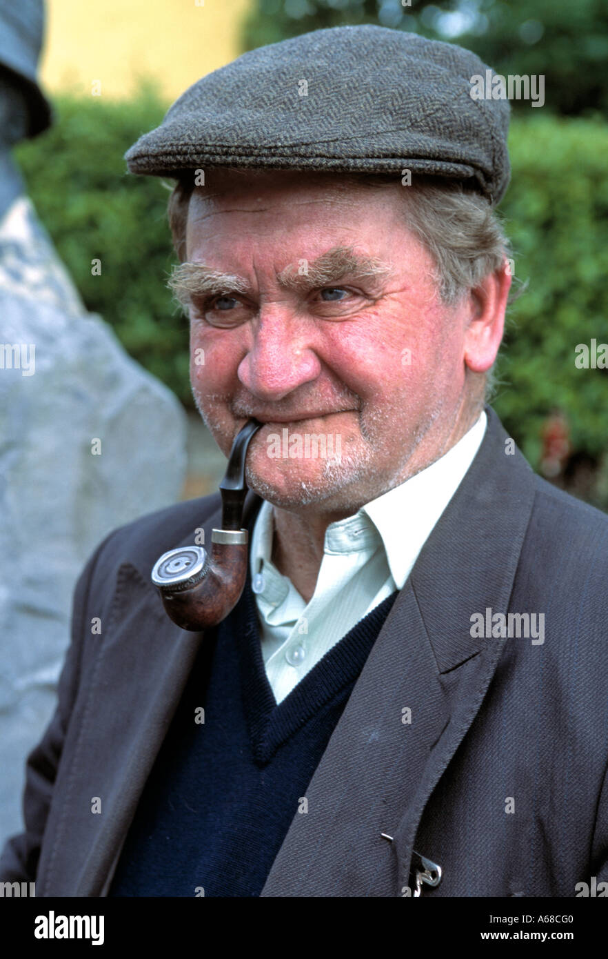 alte irische älterer Mann Person das Rauchen eines Turn-down-Rohr, Senioren, Stockfoto