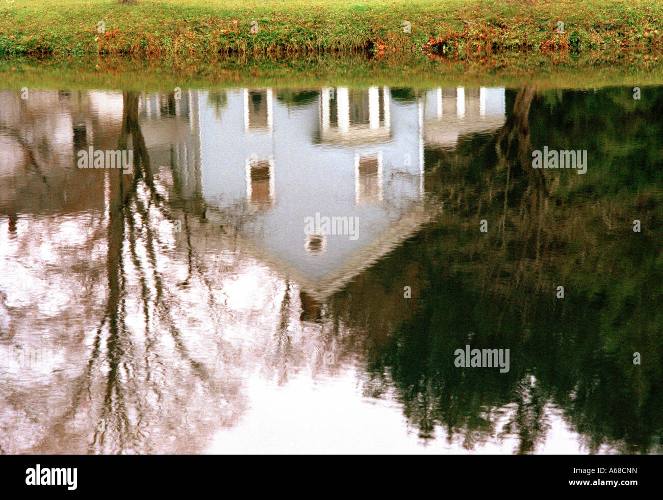 Reflexion der hölzerne Klappe Haus im Wasser eines Sees, New England. Lakeville, Connecticut, USA. Stockfoto