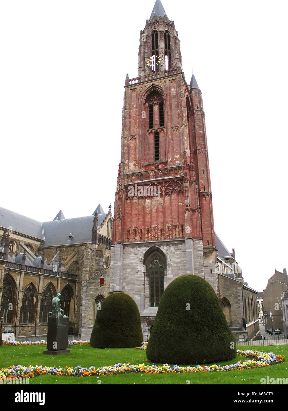 Henric van Veldeke Quadrat mit roten Turm von St. Johns Kirche Maastricht Niederlande Stockfoto