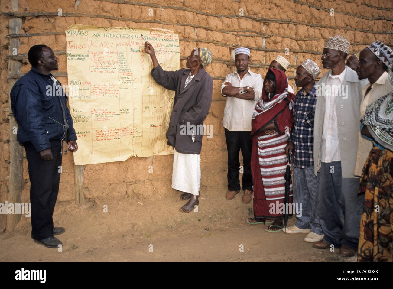 Landwirtschaftlicher Berater, die Teilnahme an einer Projektplanung Sitzung mit den Landwirten, Lushoto Tansania Stockfoto