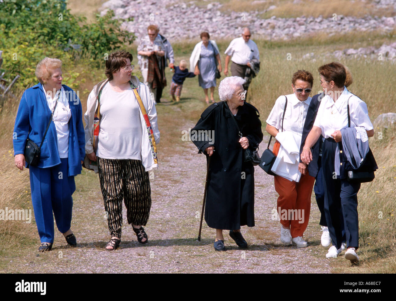 Menschen unterschiedlichen Alters zu Fuß zur Kirche auf Ile Aux Marins, Saint-Pierre et Miquelon Stockfoto