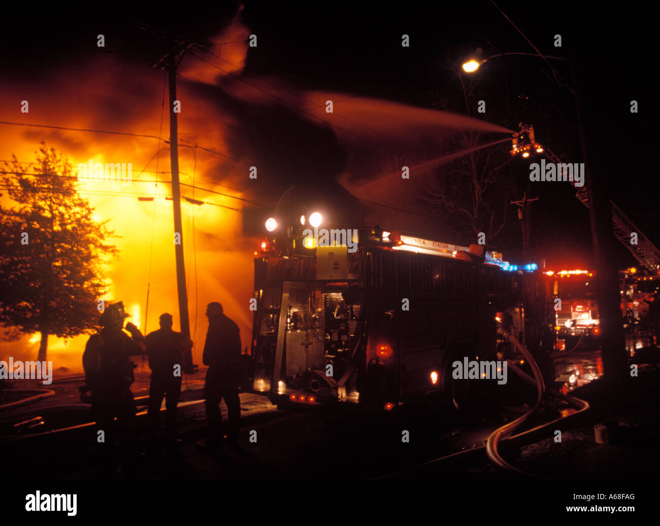 Feuerwehrleute kämpfen einen Hausbrand Stockfoto