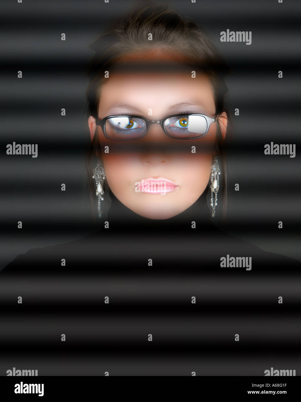 Attraktive junge Frau mit rosa Lippenstift und Gläser Stockfoto