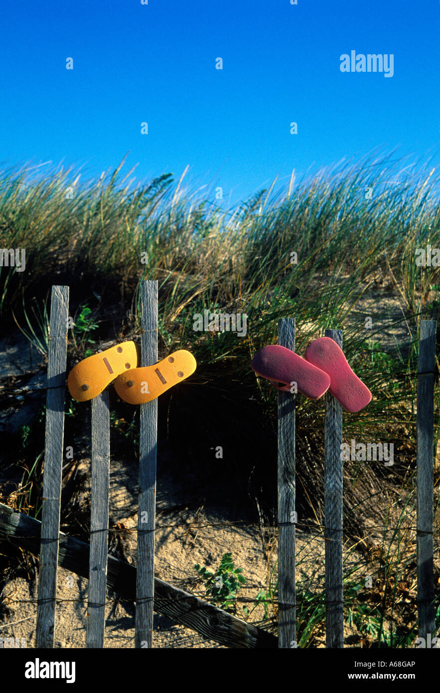 Flip-Flops hängen an einem Strand Düne Zaun Wellfleet Cape Cod MA Stockfoto