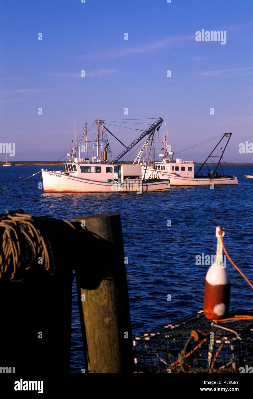 Hummerfallen und Fischerboot in Chatam Hafen Cape Cod MA Stockfoto