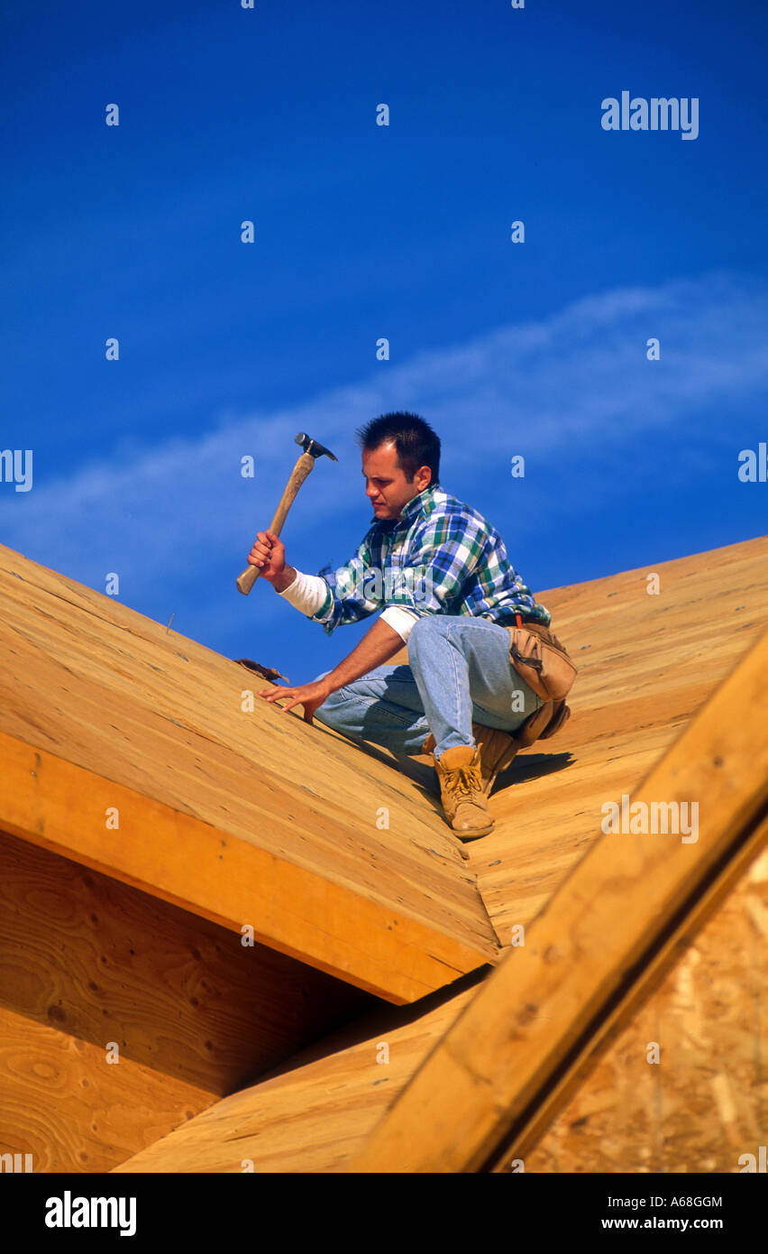 Bauarbeiter auf Dach des Haus-Neubau Stockfoto