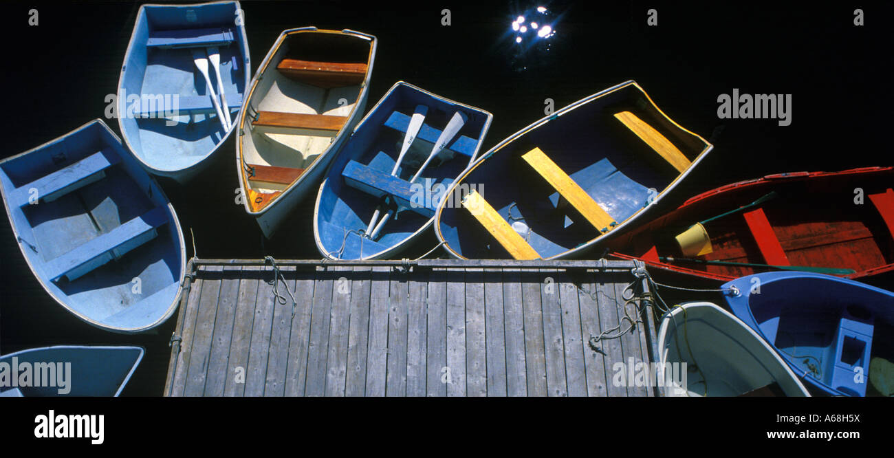 Kleine Schlauchboote an hölzernes Dock Rockport Maine gebunden Stockfoto