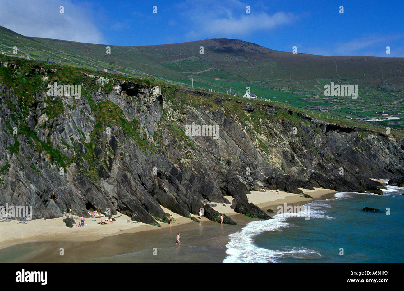 Strand und Klippen entlang der irischen Westküste Irlands Stockfoto