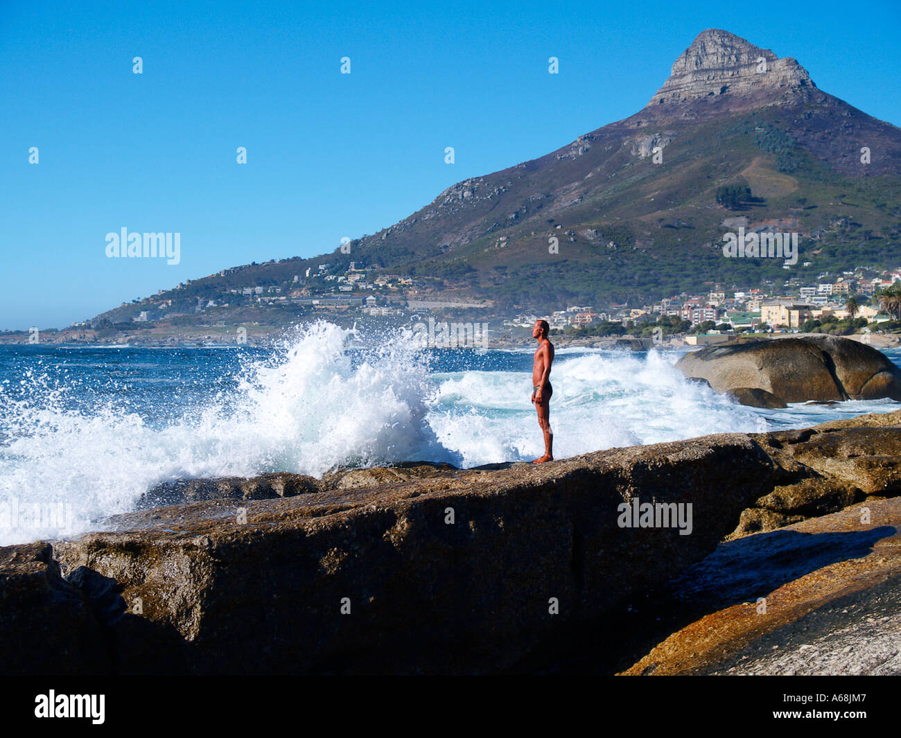Blick in Richtung Löwen Kopf Moutain mit Welle stürzt über einen Mann Kapstadt Südafrika Stockfoto
