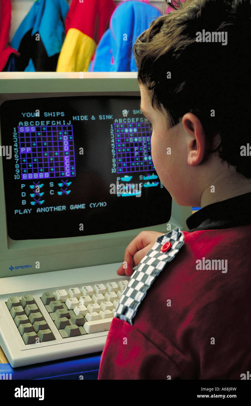 Jungen spielen eines Computerspiels Stockfoto