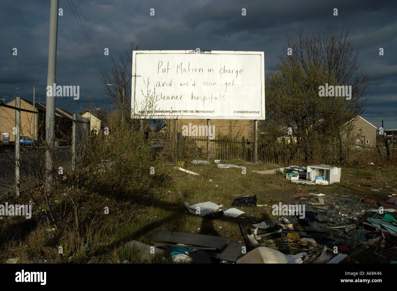 Konservative "Matrone" General Wahlplakat mit Müll im Vordergrund Stockfoto