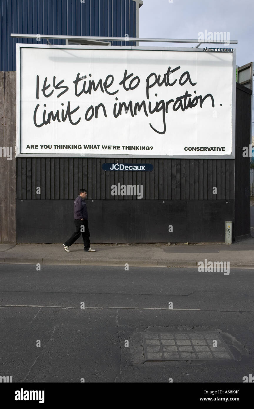 Konservativen anti-Immigration General Wahlplakat, Bradford April 2005 mit asiatischen Mann im Vordergrund Stockfoto