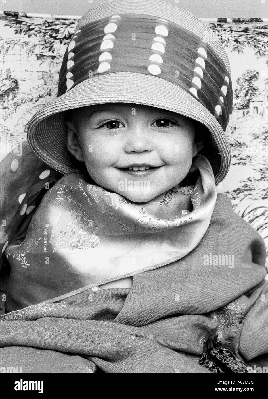 Porträt von kleinen Mädchen mit Mütze und Schal ein Jahr alte Frau Stockfoto
