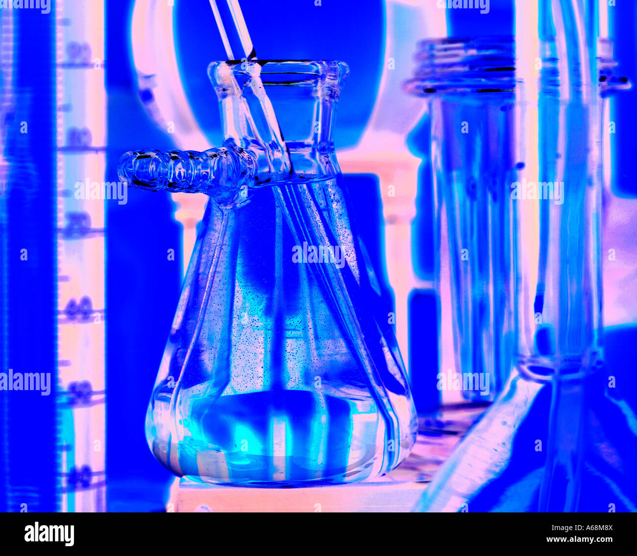 Glasfläschchen und Becher in medizinischen Forschungslabor Lab verwendet Stockfoto