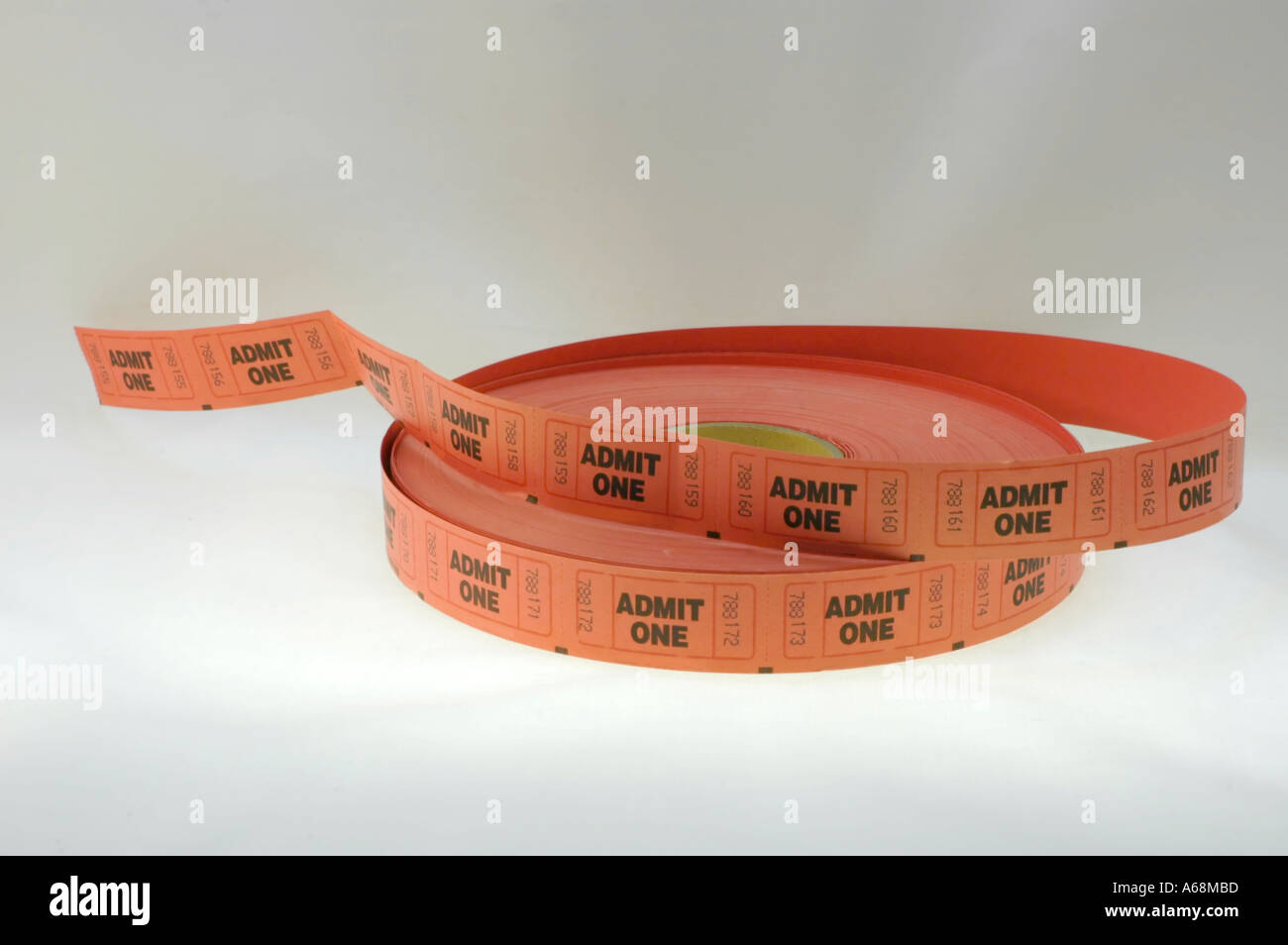 Rollen von rotem Papier Eintrittskarten mit einer Seriennummer und Eintrittskarte auf jedes Ticket gedruckt Stockfoto