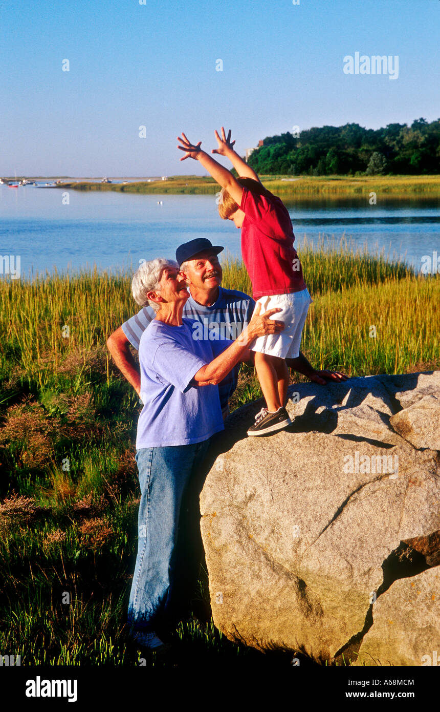 Großeltern, die Zeit mit ihrem Enkel zu genießen Stockfoto