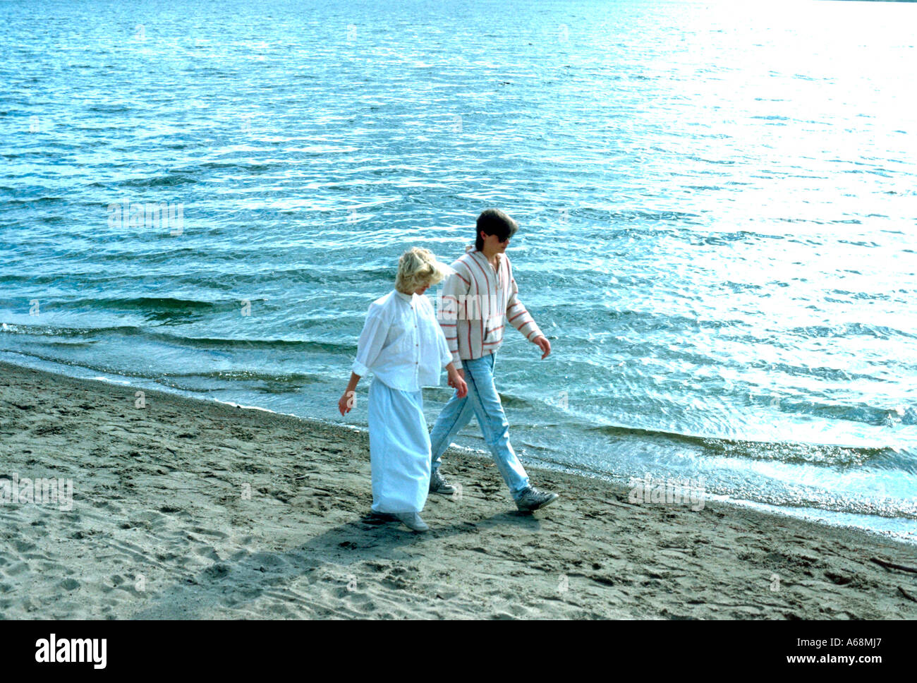 Paar 21 Jahre gehen hand in Hand am Strand des Lake Calhoun. Minneapolis Minnesota USA Stockfoto