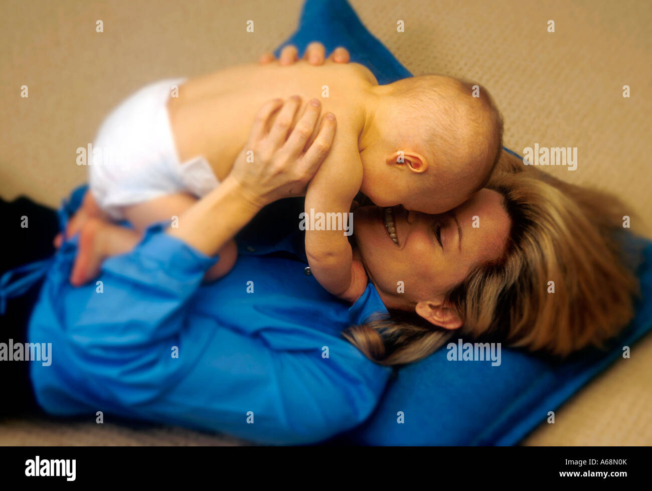 Kind und Mutter kleben Stockfoto