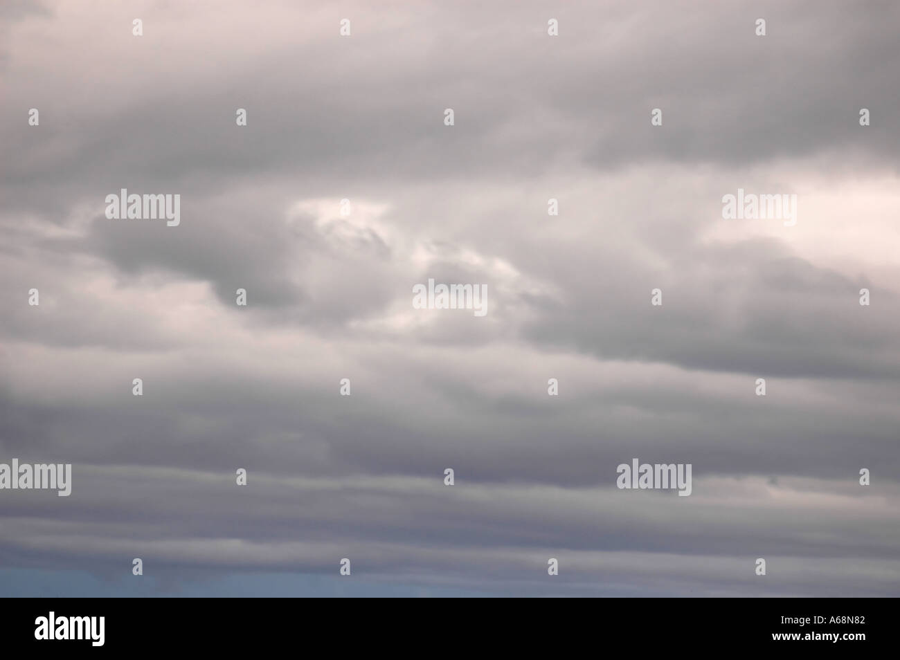 Graue bedecktem Himmel vor Regen Stockfoto