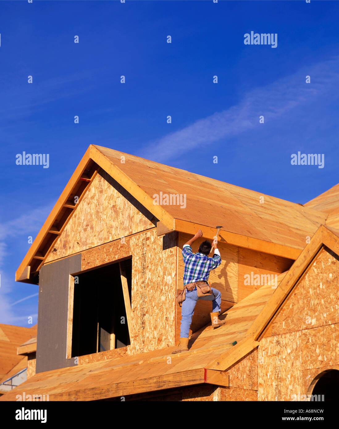 Arbeitnehmer mit einem Hammer in den Bau eines neuen Hauses Stockfoto