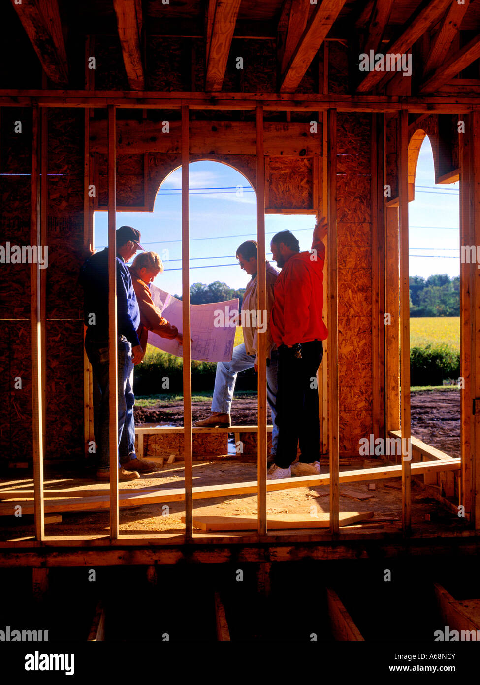 Arbeiter überprüfen den Schaltplan beim Bau eines neuen Hauses Stockfoto
