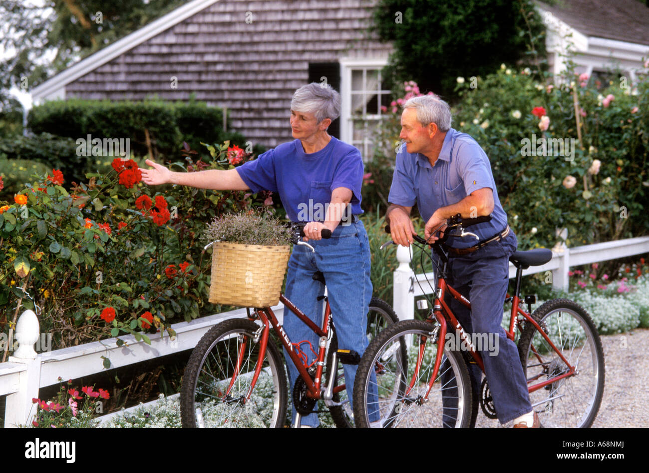 Senior Paar genießt einen Rosengarten auf einer Radtour Stockfoto