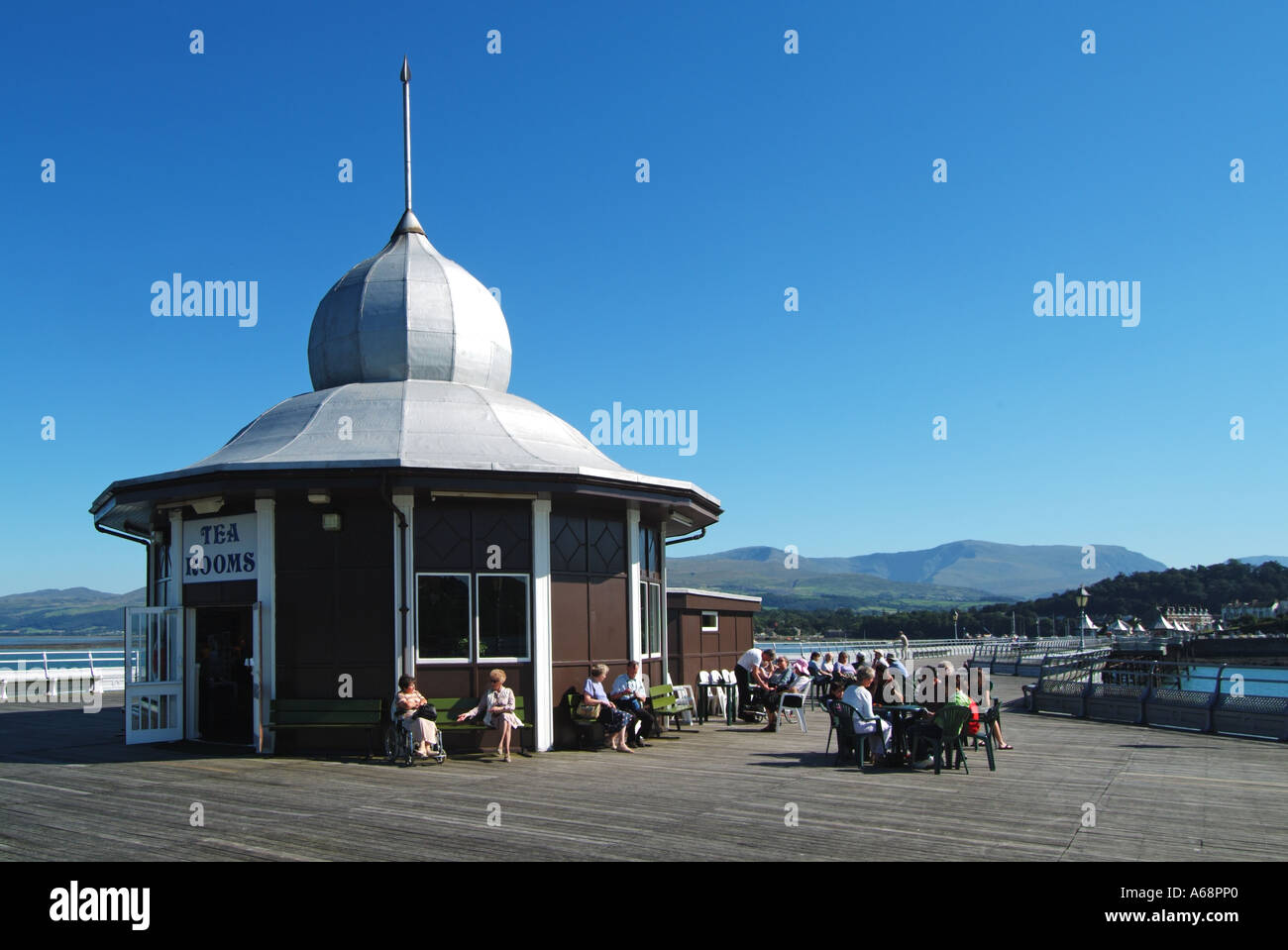 Bangor Garth Pier Teestuben mit Bergketten jenseits Stockfoto