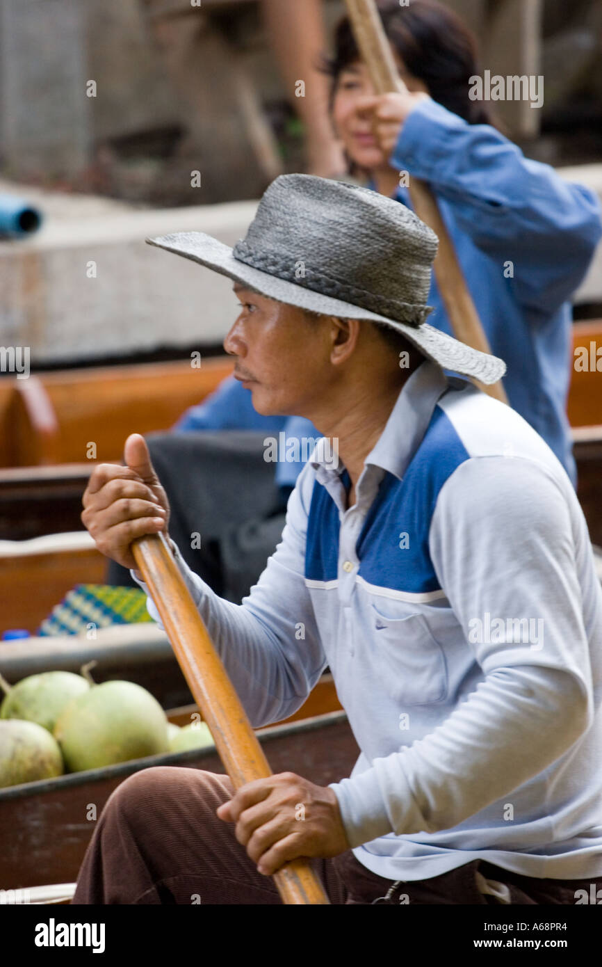 Thai Männer rudern Stockfoto