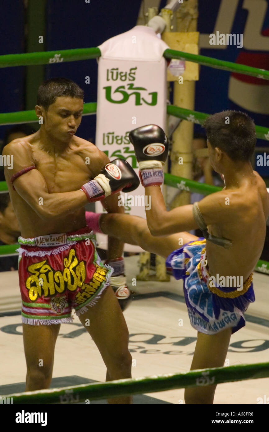 Lehnen Sie sich zur Seite, während ein Muay-Thai-Kampf (Rajadamnern Stadion, Bangkok, Thailand) erwischt. Stockfoto