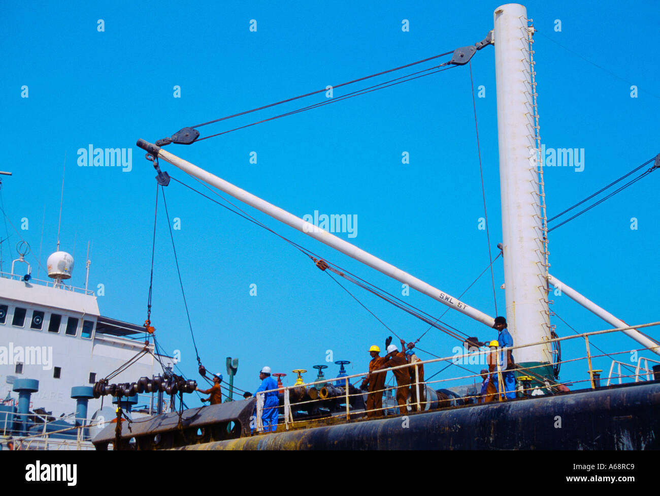 Dubai VAE Mina Jebel Ali Port laden Schiffes mit Kran Stockfoto