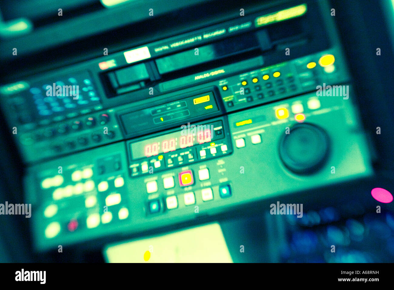 Digital Beta-Tape-Deck in einem Rack in einem video Post-Produktion-Studio gedreht mit einem Spezialeffekt-Objektiv Stockfoto
